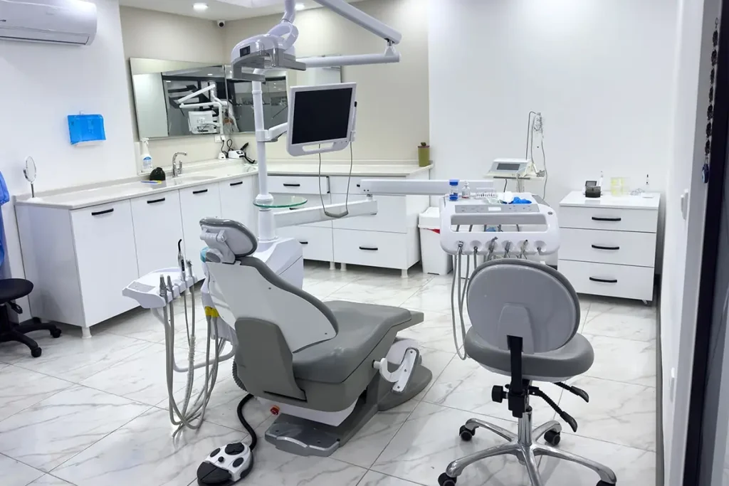 Außenansicht der Cayra Klinik in Antalya